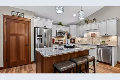 5643 Green Park Drive, Eau Claire, WI 54703 - Photo 6