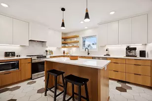 10001 Windsor Lake Ln, Minnetonka, MN 55305 - Photo 4