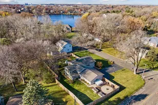 10001 Windsor Lake Ln, Minnetonka, MN 55305 - Photo 2
