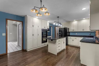 1752 Interlachen, Woodbury, MN 55125 - Photo 8