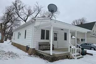 418 3rd St SW, Pipestone, MN 56164 - Photo 2