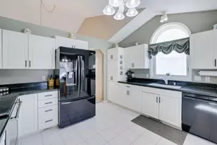 5670 Heather Ridge Dr, Shoreview, MN 55126 - Photo 10