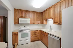 10451 Greenbrier Rd, Minnetonka, MN 55305 - Photo 6