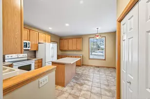 5932 Prairie Ridge Dr, Shoreview, MN 55126 - Photo 4