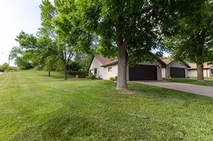 1782 Cobblestone Ct, Red Wing, MN 55066 - Photo 2