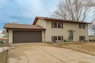 507 Meadow Lark Ln, Dodge Center, MN 55927 - Photo 1