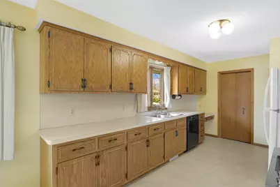 7042 Ewing Avenue N, Brooklyn Center, MN 55429 - Photo 8