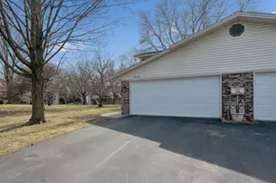 8525 W 97th St Cir, Bloomington, MN 55438 - Photo 2