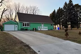 1025 Pershing Blvd, Worthington, MN 56187 - Photo 2