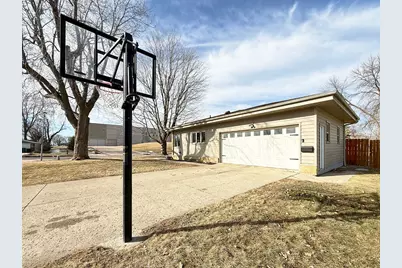 979 S Prairie Avenue, Fairmont, MN 56031 - Photo 2