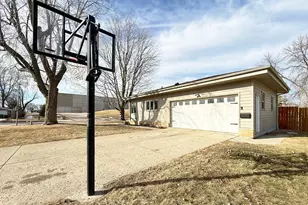 979 S Prairie Ave, Fairmont, MN 56031 - Photo 2