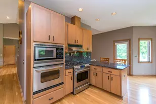 880 Vineland Ct, Chanhassen, MN 55317 - Photo 4