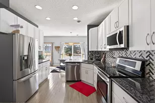 8530 Grove Cir, Shakopee, MN 55379 - Photo 4