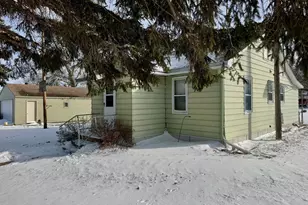 911 Maple Ave, Bird Island, MN 55310 - Photo 2