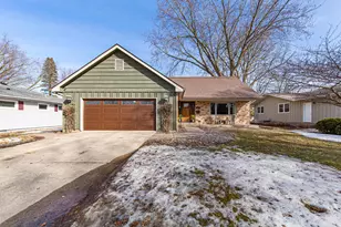 562 Maple Dr, Owatonna, MN 55060 - Photo 2