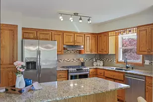 10365 Buckingham Dr, Eden Prairie, MN 55347 - Photo 22