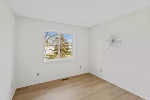 975 Pondview Ct, Vadnais Heights, MN 55127 - Photo 16