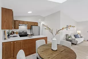 975 Pondview Ct, Vadnais Heights, MN 55127 - Photo 2