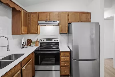 975 Pondview Court, Vadnais Heights, MN 55127 - Photo 4