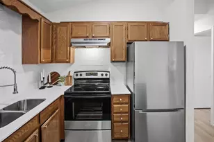 975 Pondview Ct, Vadnais Heights, MN 55127 - Photo 4