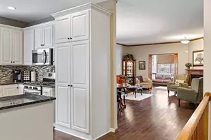 369 Sophia Ave E, Maplewood, MN 55117 - Photo 10