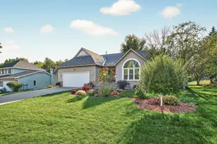 2084 Parkview Ln, Woodbury, MN 55125 - Photo 2