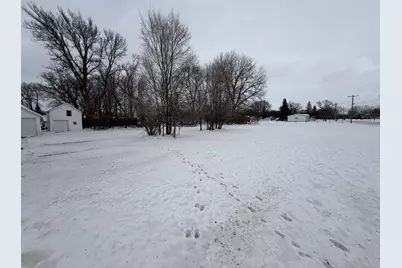 860 Montana Avenue, Benson, MN 56215 - Photo 4