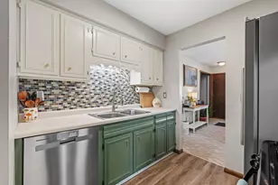 239 Highwood Dr, Chaska, MN 55318 - Photo 10