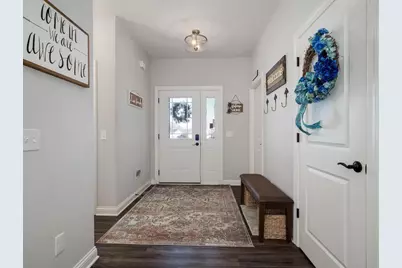 404 Grant Avenue SE, Hutchinson, MN 55350 - Photo 2