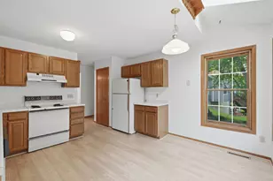 6621 Arlington Ct, Chanhassen, MN 55317 - Photo 6