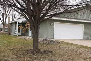 542 Graham St SW, Hutchinson, MN 55350 - Photo 4