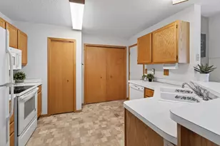 4065 Wilshire Cir, Shoreview, MN 55126 - Photo 8