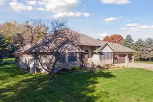 582 Country Oaks Ln, River Falls, WI 54022 - Photo 2