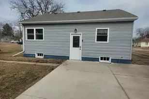 824 Collins Ave, Windom, MN 56101 - Photo 6