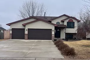 1220 10th Ave SE, Cambridge, MN 55008 - Photo 2