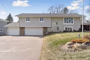 2555 Aladdin St, Roseville, MN 55113 - Photo 2