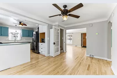 301 E 40th Street, Minneapolis, MN 55409 - Photo 8