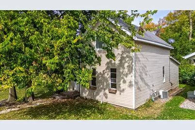 411 Oak Avenue SE, Montgomery, MN 56069 - Photo 2