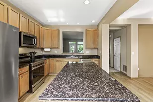 1666 Village Trail E, Maplewood, MN 55109 - Photo 12