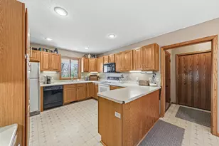 526 Beaver Street E, Belle Plaine, MN 56011 - Photo 6