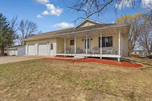 526 Beaver Street E, Belle Plaine, MN 56011 - Photo 1