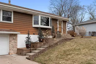 807 Rose Pl, Roseville, MN 55113 - Photo 2