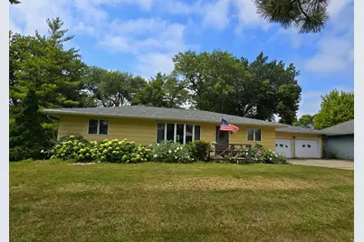 302 8th Avenue NW, Pipestone, MN 56164 - Photo 1