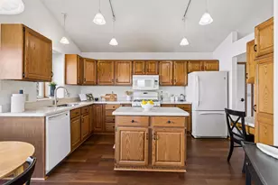 1011 Boston Hill Rd, Eagan, MN 55123 - Photo 4