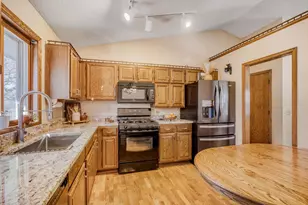 11926 Summerset Ln, Burnsville, MN 55337 - Photo 12