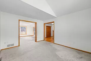 952 Moonlight Dr, Woodbury, MN 55125 - Photo 2