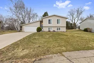 112302 Baxter Ct, Chaska, MN 55318 - Photo 2