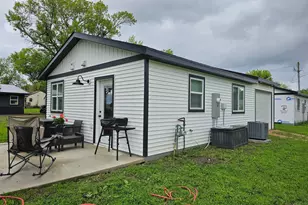 201 1/2 10th Ave SE, Pipestone, MN 56164 - Photo 2