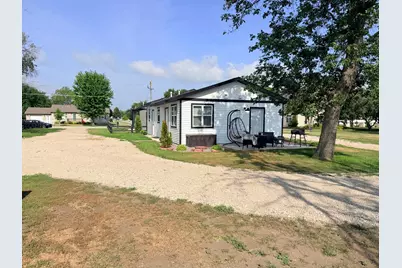 201 1/2 10th Avenue SE, Pipestone, MN 56164 - Photo 4