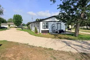 201 1/2 10th Ave SE, Pipestone, MN 56164 - Photo 4